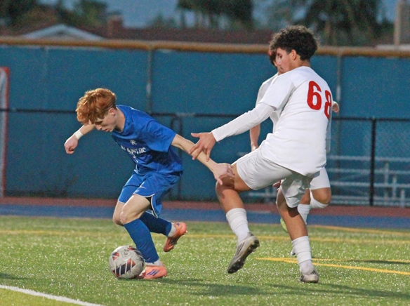 Los Al High boys soccer team finds late stride, wins section title 